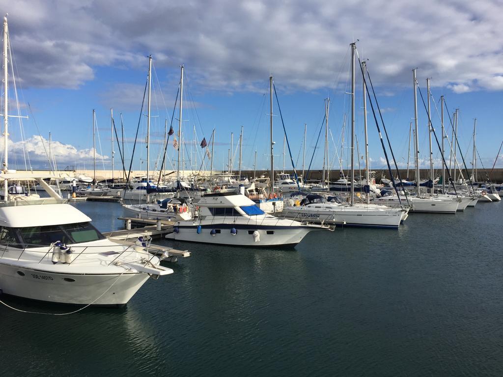 Puerto Calero Boat Hotel Exterior photo